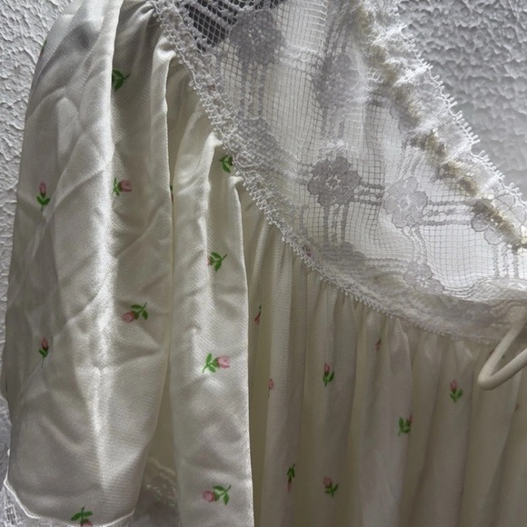 Val Mode Vintage Elegant Cream Nightgown with Lace Trim - Picture 7 of 7